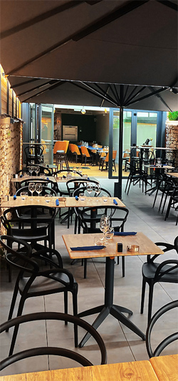 Profitez de notre terrasse intérieure du bar brasserie Au RendezVous à Beaune Le Rendez-vous de Beaune